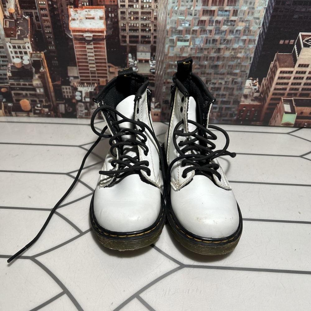 Dr Martens White Aur Wait Lace Up Boots kids  size 9